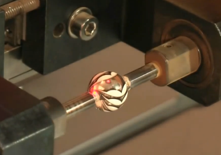 斯瑪斯激光標(biāo)記系統(tǒng)，在鋼球上玩雕刻 