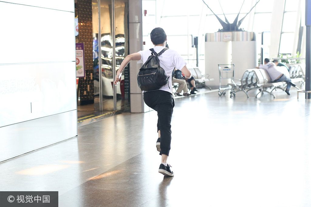 奶爸陳曉上演“生死時(shí)速” 為躲狗仔機(jī)場狂奔