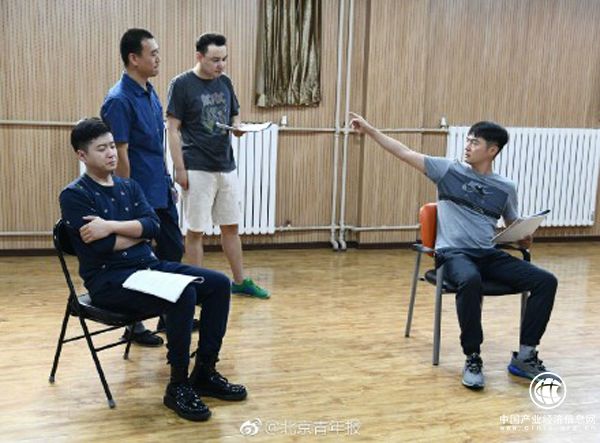 易中天創(chuàng)作話劇《模范監(jiān)獄》，諷刺民國司法腐敗