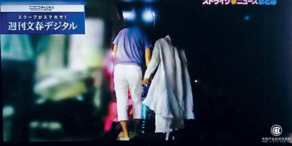 被曝與已婚醫(yī)生牽手約會！齊藤由貴開記者會鞠躬否認(rèn)