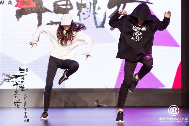 劉亦菲楊洋首映禮尬舞?？岚缑忍鹈郯l(fā)糖