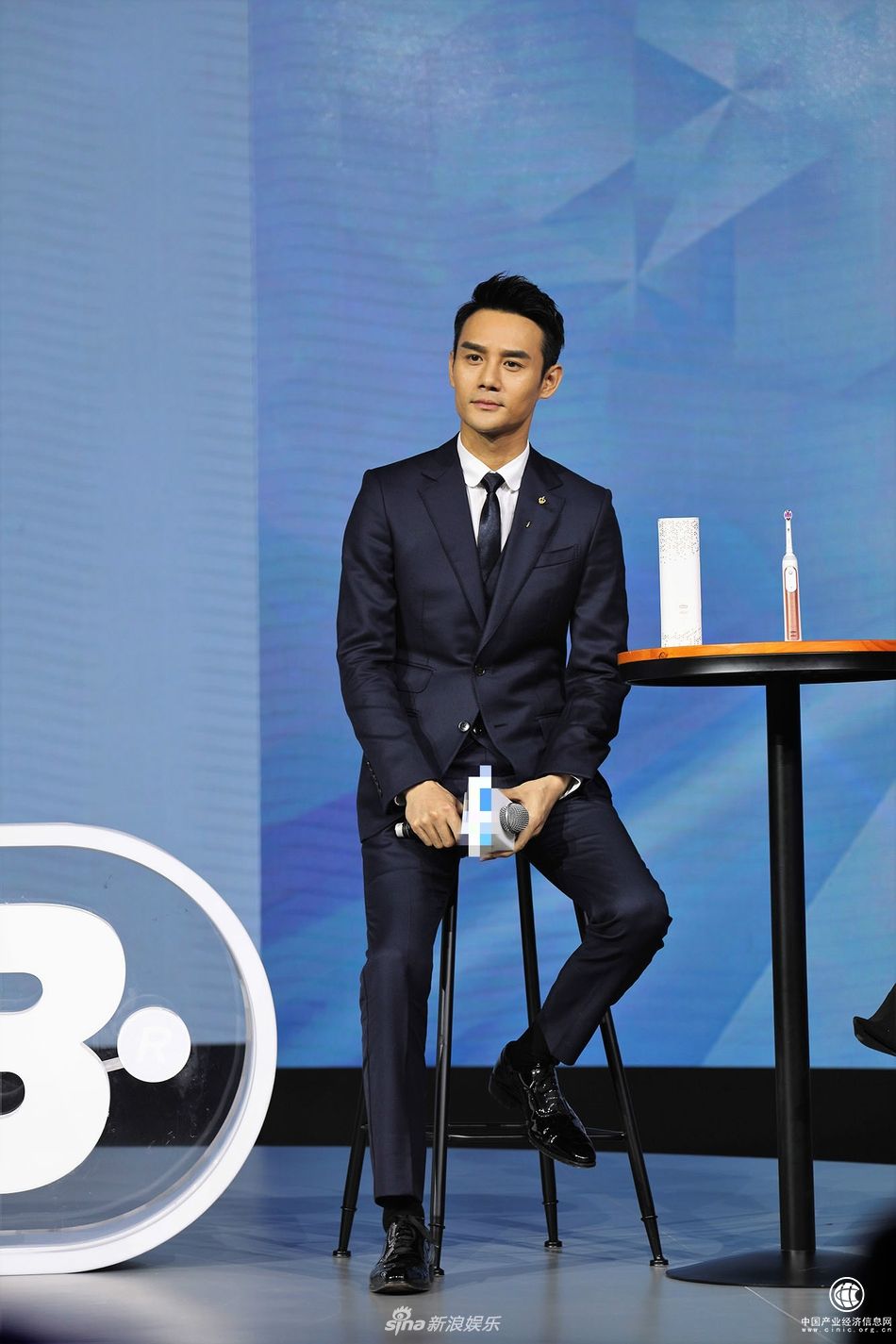 王凱大方承認(rèn)是麥霸 誰點(diǎn)的歌自己會(huì)唱就搶著唱