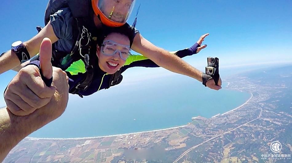 62歲劉曉慶舍命玩跳傘：正好證明我沒整容！