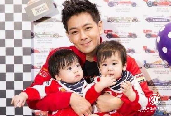  林志穎雙胞胎兒子又調皮了 趴地“尋找”滑稽可愛