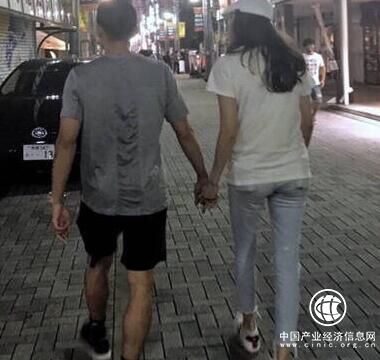 不計(jì)前嫌？林丹與謝杏芳出游 兩人牽手又喂食