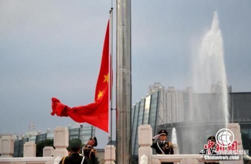 資料圖：升國(guó)旗奏國(guó)歌。張斌 攝