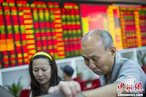 資料圖：股民在海口一證券營(yíng)業(yè)部查看大盤(pán)走勢(shì)。 駱云飛 攝