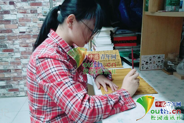 最文藝家書！大學(xué)生寫作業(yè)用小篆在竹簡上謄抄《孝經(jīng)》