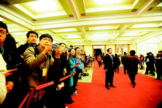 2018年全國兩會繼續(xù)開設(shè)“部長通道”回應社會關(guān)切