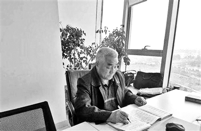 備考8年終過司考，七旬老人又將考研