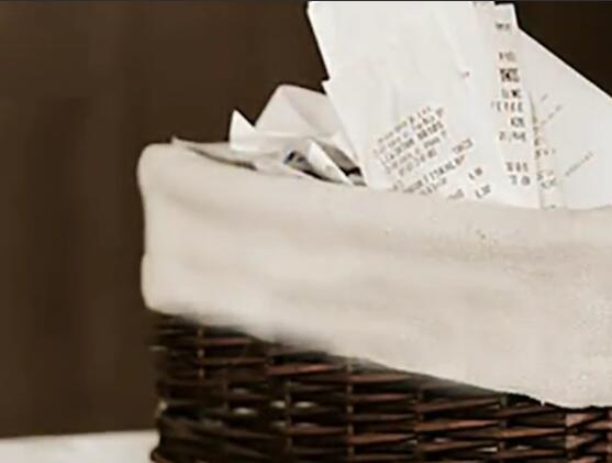 超市收銀員，寧把小票丟地上踩踩，也不給顧客？