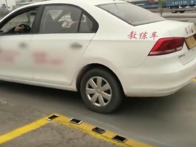 手機(jī)壓線練倒庫！學(xué)員：腿抖得不行