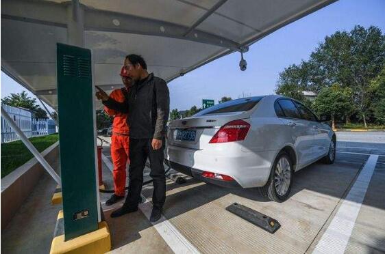 截至1月底我國電動汽車充電基礎(chǔ)設(shè)施（槍）總數(shù)達到2069.8萬個，同比增長49.6%