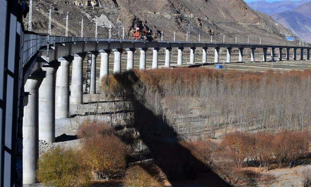 拉林鐵路開通運(yùn)營(yíng)一周年累計(jì)運(yùn)送旅客113.7萬(wàn)人次