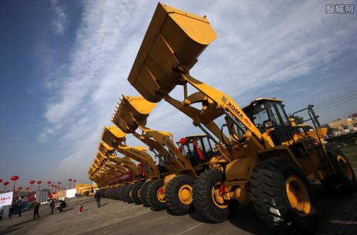 挖掘機內(nèi)外需共振 工程機械景氣周期漸近