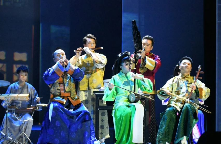 虛實(shí)結(jié)合音畫交融 大型音樂(lè)會(huì)《四季嶺南》上演