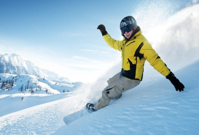 海濱少年感受冰雪競技體育獨(dú)特魅力