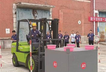 中國(guó)一拖舉行叉車(chē)工技術(shù)比武