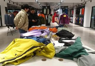 不甘只做始祖鳥平替，“中國沖鋒衣之鄉(xiāng)”要擠進(jìn)高端供應(yīng)鏈