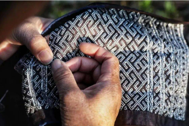 世上唯一的金屬繡！感受苗族錫繡背后的時尚密碼