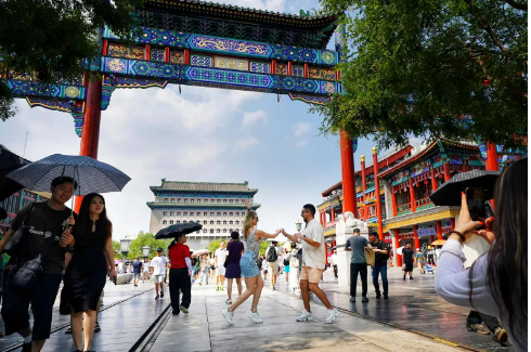 中外游客的腳步，傳遞流動的活力與魅力