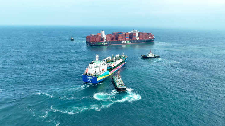 中國石油實現(xiàn)香港首單“船對船” 海上LNG加注作業(yè)