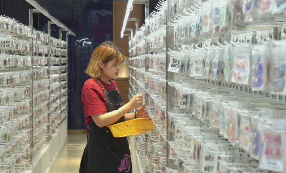 蘇北小城滿城盡帶黃金“甲” 江蘇東海手工穿戴甲年產(chǎn)量占全國(guó)七成