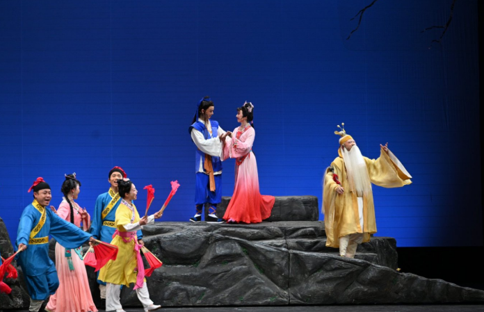 四代同臺(tái)演繹花燈戲經(jīng)典 《七妹與蛇郎》亮相國(guó)家大劇院