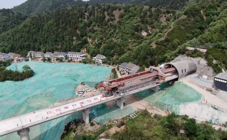 西十高鐵全線完成箱梁架設(shè)