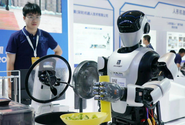 人形機(jī)器人“加速跑” 規(guī)?；瘧?yīng)用亟需實(shí)現(xiàn)“三突破”