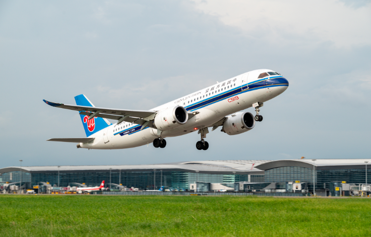 暑運(yùn)旺季南航集團(tuán)計(jì)劃執(zhí)飛32萬班次