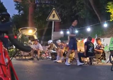 “夜騎”、夜食、夜購、夜游……“夜經濟”激發(fā)內需活力 澎湃城市發(fā)展新動能