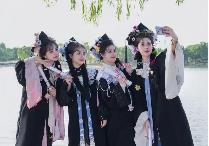 “畢業(yè)照”興起“國風(fēng)熱”