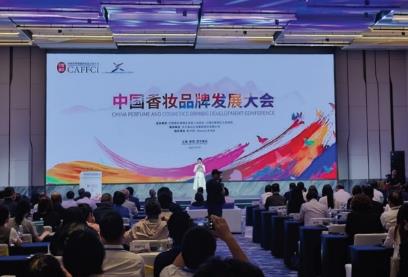 從“流量驅(qū)動”到“價值創(chuàng)造” 從“營銷內(nèi)卷”向“品牌升維” 中國化妝品行業(yè)走好品牌價值重構(gòu)之路