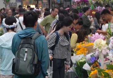 芬芳“夜經濟”一路繁花燃動消費熱力 定制化拍賣游客“嘗嘗鮮”