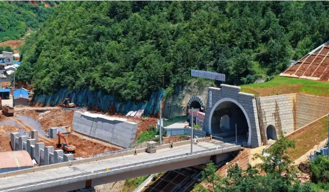 全長11.5公里 渝昆高鐵重難點工程樂業(yè)隧道貫通