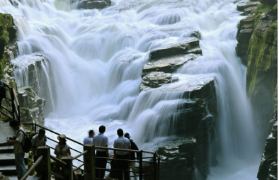 洞穴里的土家文化熱：非遺舞臺解鎖避暑新玩法