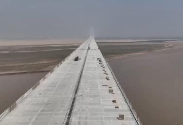 斗酷暑、搶時間、保進度 建設者們鏖戰(zhàn)高溫 重大工程建設“熱”力不減