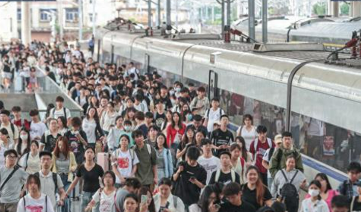 今年上半年我國交通出行人數(shù)337.6億人次，同比增長4.2%