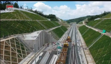 貴州盤(pán)州至興義高鐵鋪軌完成