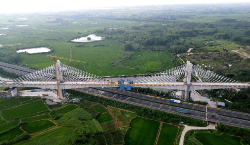新建滬寧合高鐵安徽段跨滬陜高速特大橋合龍