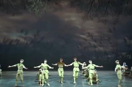 暑期紅色題材演出市場火熱 “東方美學(xué)+歷史文化”圈粉年輕觀眾引發(fā)觀演熱潮？