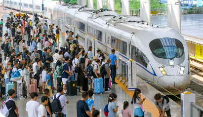 暑運(yùn)鐵路客流高位運(yùn)行 旅客發(fā)送量超6億人次