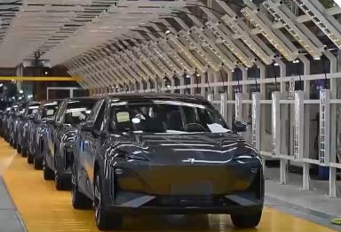 追“新”逐“變”，新能源汽車(chē)產(chǎn)業(yè)“降碳”正當(dāng)時(shí)