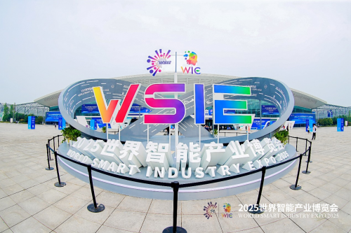 2025智博會直擊：螢石 “+AI” 產(chǎn)品矩陣繪就智慧生活藍圖