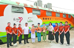 “幸福號(hào)”潤(rùn)心田“光明號(hào)”送希望 中國(guó)石化“雙快車(chē)”跑出為民服務(wù)加速度