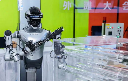 巡檢、救援、爆破　機(jī)器人加速“上崗”——從外灘大會看人工智能產(chǎn)業(yè)新應(yīng)用