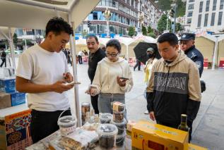 四川鄉(xiāng)城農(nóng)特產(chǎn)品展火熱開展 四方游客共品香巴拉“鄉(xiāng)味”