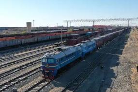 利用蒙古國(guó)寬軌卸后空敞車裝運(yùn) 二連浩特鐵路國(guó)際物流蘭炭專列首發(fā)