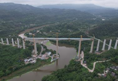 全長(zhǎng)1796米 渝萬高鐵五步河雙線特大橋合龍